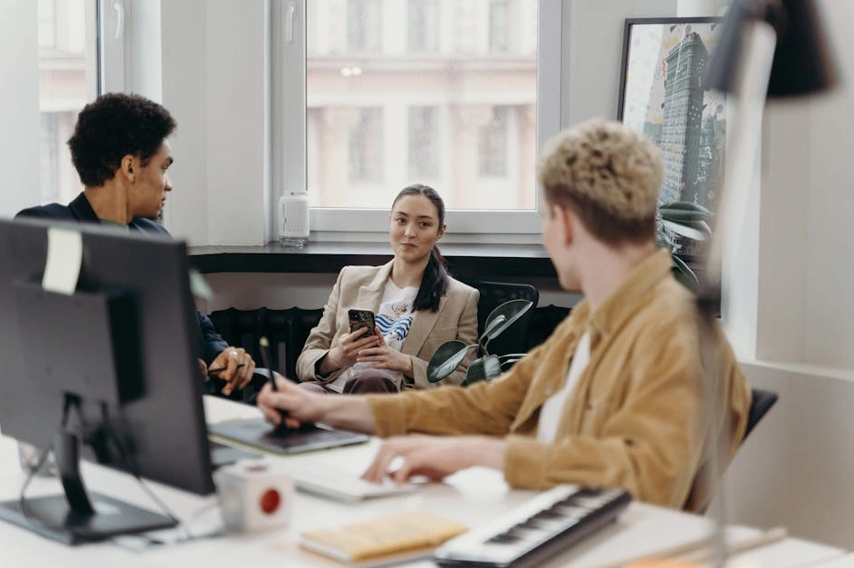 Profesionální portrét týmu Global Market Experts v moderní kanceláři.